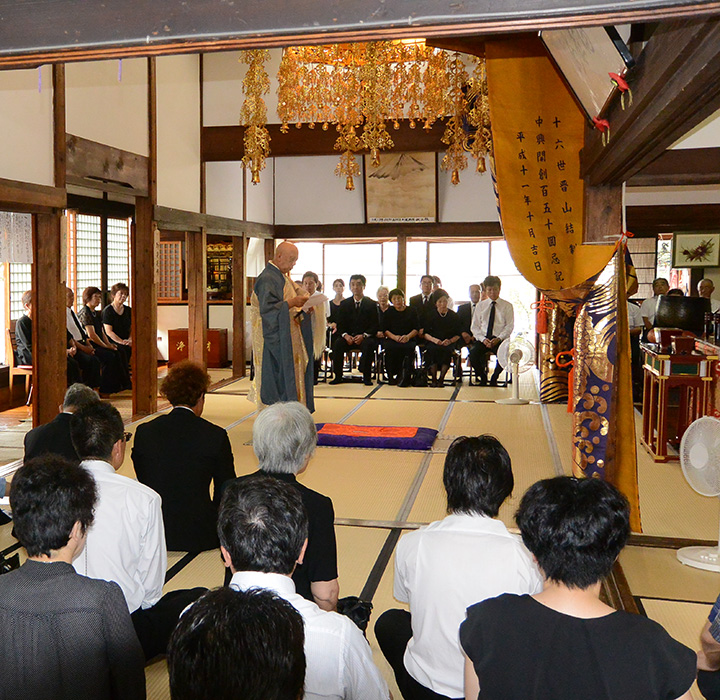 令和元年7月28日、米泉寺本堂において営まれた新盆（盂蘭盆施餓鬼会）法要