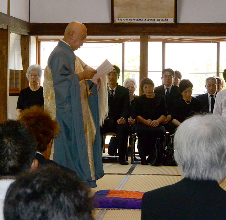 令和元年7月28日、米泉寺本堂において営まれた新盆（盂蘭盆施餓鬼会）法要