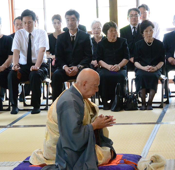 令和元年7月28日、米泉寺本堂において営まれた新盆（盂蘭盆施餓鬼会）法要