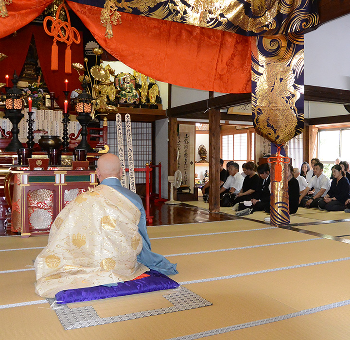 令和元年7月28日、米泉寺本堂において営まれた新盆（盂蘭盆施餓鬼会）法要