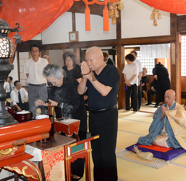 令和元年7月28日、米泉寺本堂において営まれた新盆（盂蘭盆施餓鬼会）法要