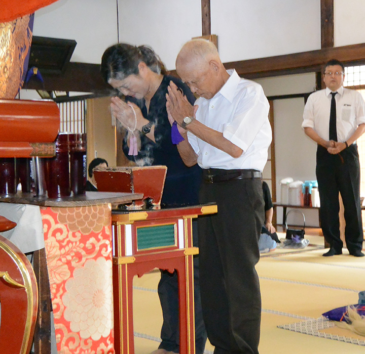 令和元年7月28日、米泉寺本堂において営まれた新盆（盂蘭盆施餓鬼会）法要