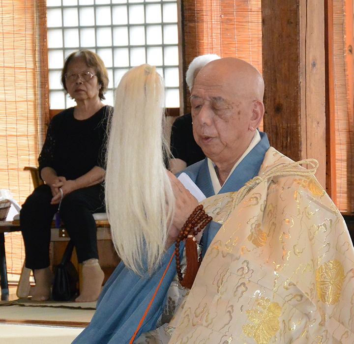 令和元年7月28日、米泉寺本堂において営まれた新盆（盂蘭盆施餓鬼会）法要