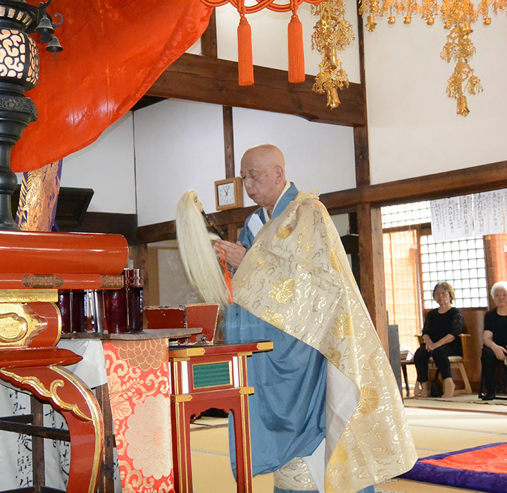 令和元年7月28日、米泉寺本堂において営まれた新盆（盂蘭盆施餓鬼会）法要