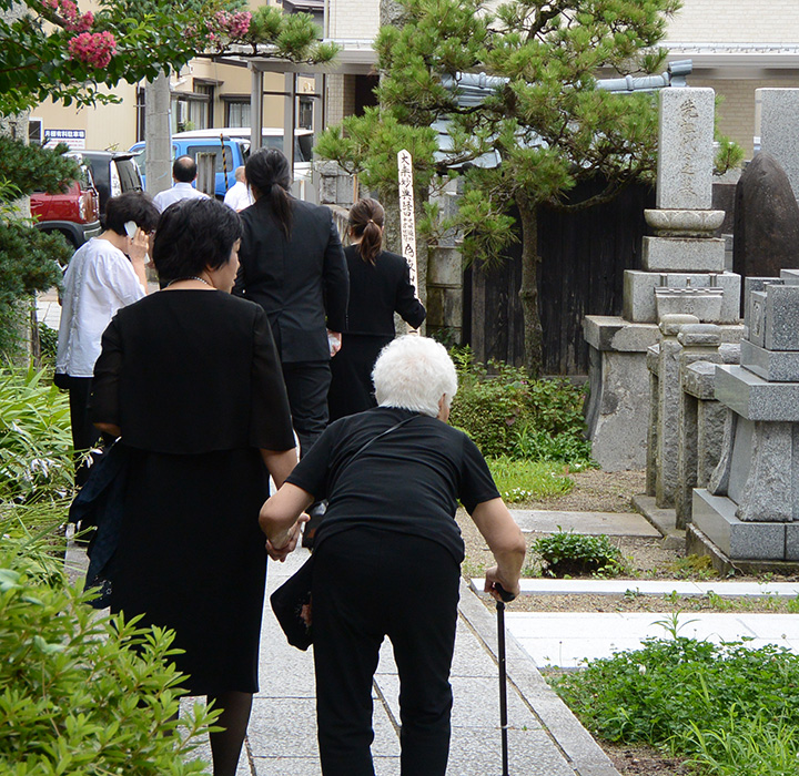 令和元年7月28日、米泉寺本堂において営まれた新盆（盂蘭盆施餓鬼会）法要