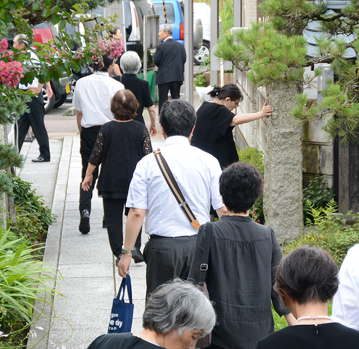 令和元年7月28日、米泉寺本堂において営まれた新盆（盂蘭盆施餓鬼会）法要