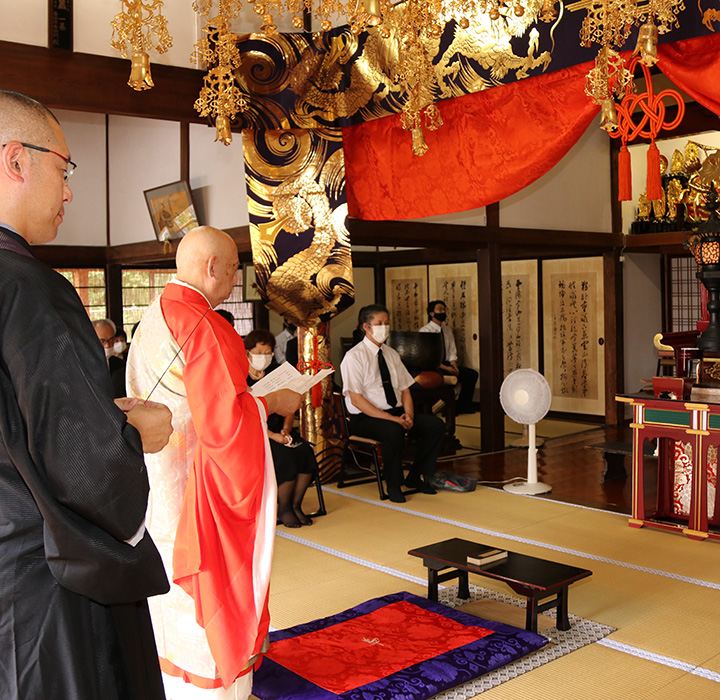 令和二年七月二十六日、米泉寺本堂において営まれた新盆（盂蘭盆施餓鬼会）法要