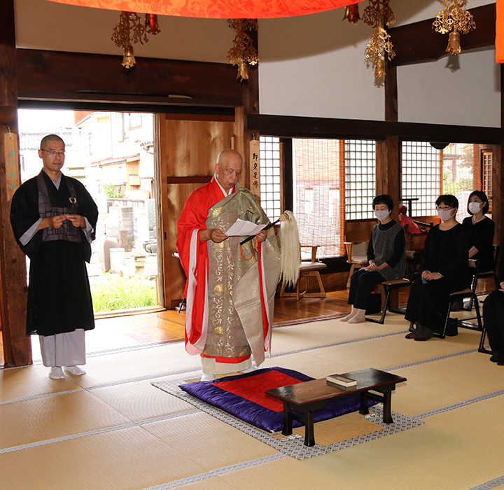 令和二年七月二十六日、米泉寺本堂において営まれた新盆（盂蘭盆施餓鬼会）法要