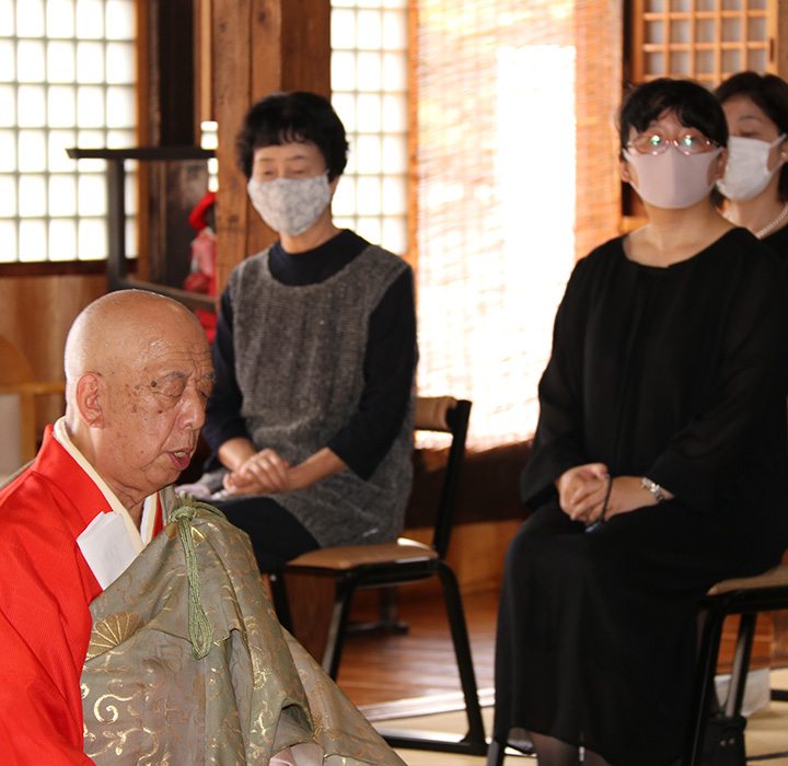 令和二年七月二十六日、米泉寺本堂において営まれた新盆（盂蘭盆施餓鬼会）法要