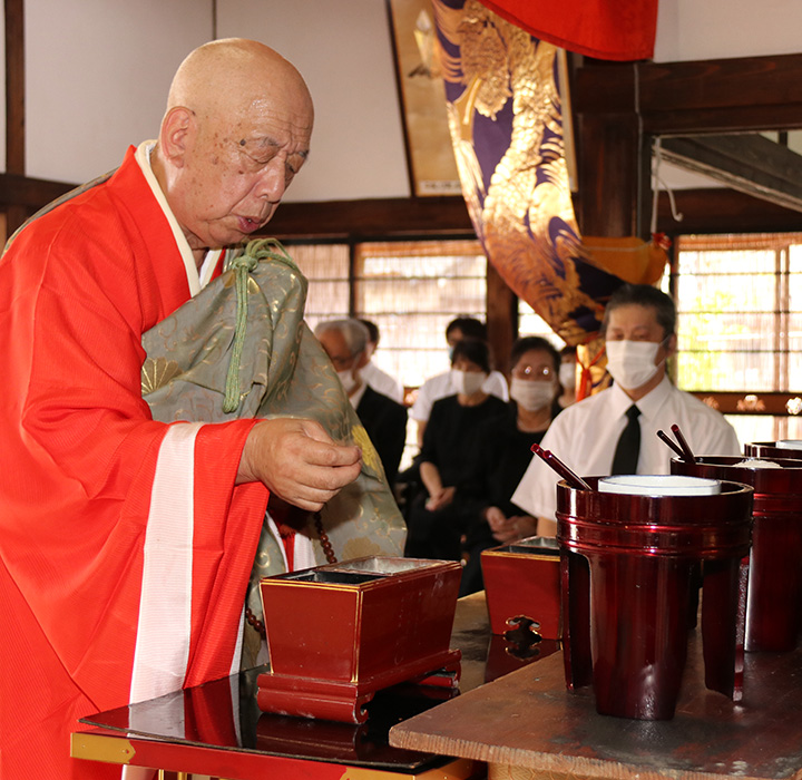 令和二年七月二十六日、米泉寺本堂において営まれた新盆（盂蘭盆施餓鬼会）法要