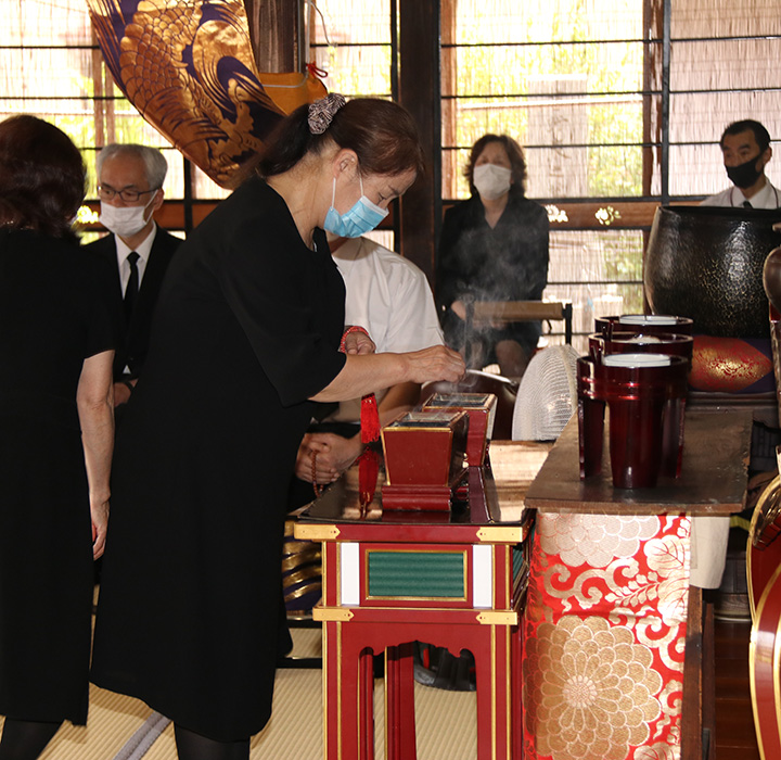 令和二年七月二十六日、米泉寺本堂において営まれた新盆（盂蘭盆施餓鬼会）法要