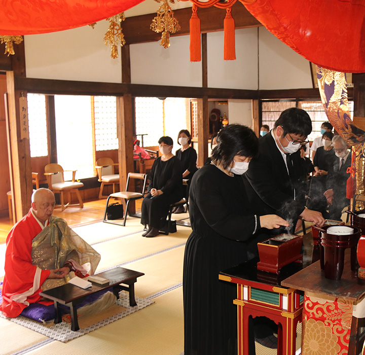 令和二年七月二十六日、米泉寺本堂において営まれた新盆（盂蘭盆施餓鬼会）法要