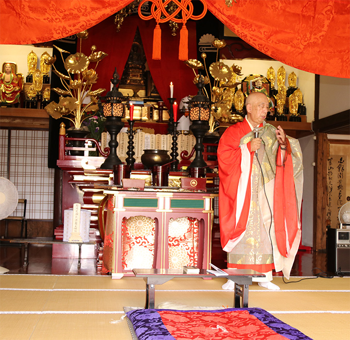 令和二年七月二十六日、米泉寺本堂において営まれた新盆（盂蘭盆施餓鬼会）法要