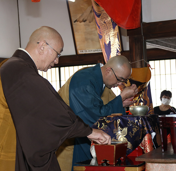 令和3年5月24日、米泉寺本堂において厳修された施餓鬼回向