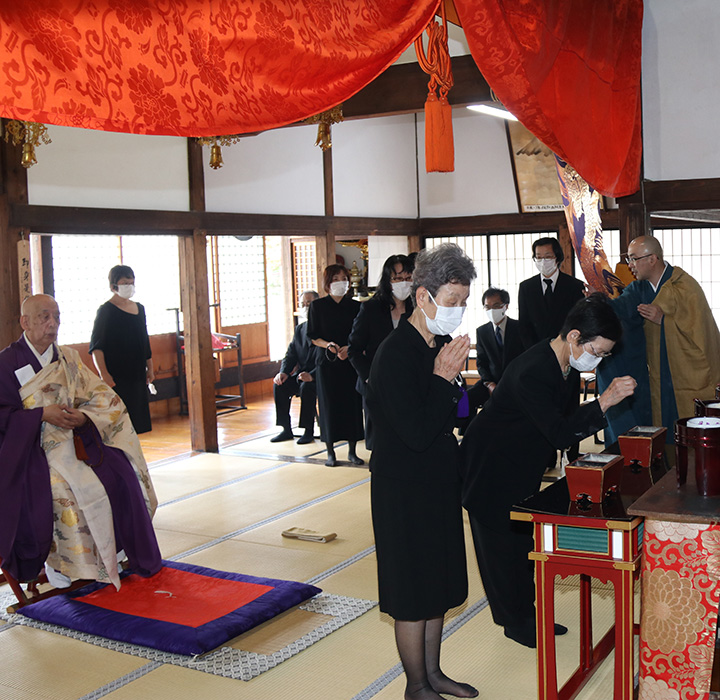 令和3年5月24日、米泉寺本堂において厳修された施餓鬼回向